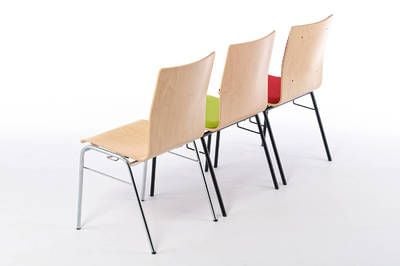 Farbenfrohe Stapelstühle mit Sitzpolster
